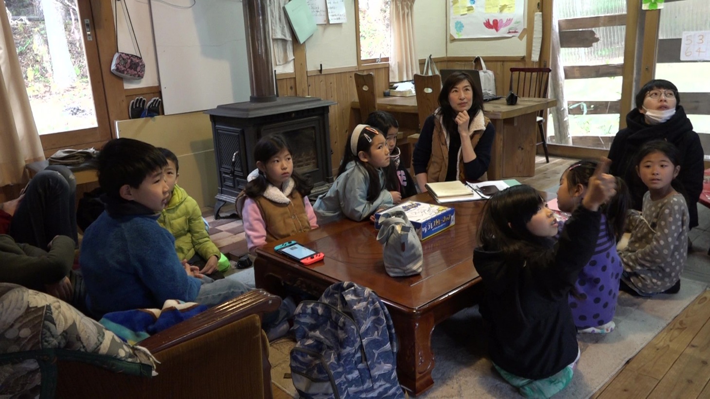 「屋根の上に吹く風は」