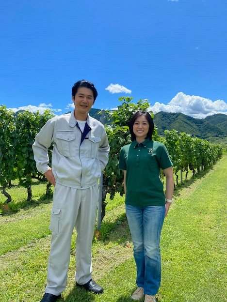 左から平山浩行、竹島由夏。