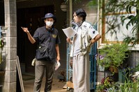 「先生、私の隣に座っていただけませんか？」メイキング写真。左から堀江貴大、柄本佑。