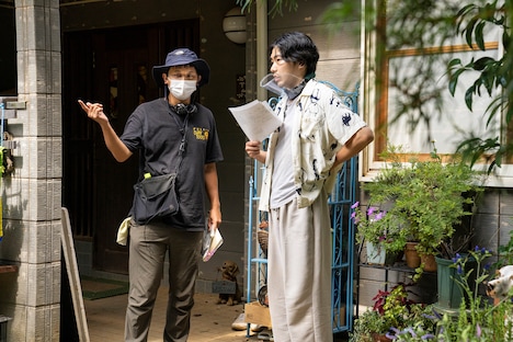 「先生、私の隣に座っていただけませんか？」メイキング写真。左から堀江貴大、柄本佑。