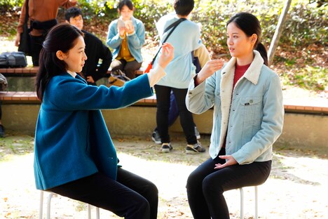 「ドライブ・マイ・カー」メイキング写真。左からパク・ユリム、ソニア・ユアン。