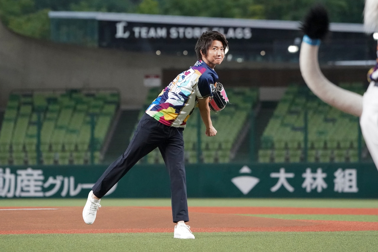 セレモニアルピッチイベントに登場した藤原竜也。