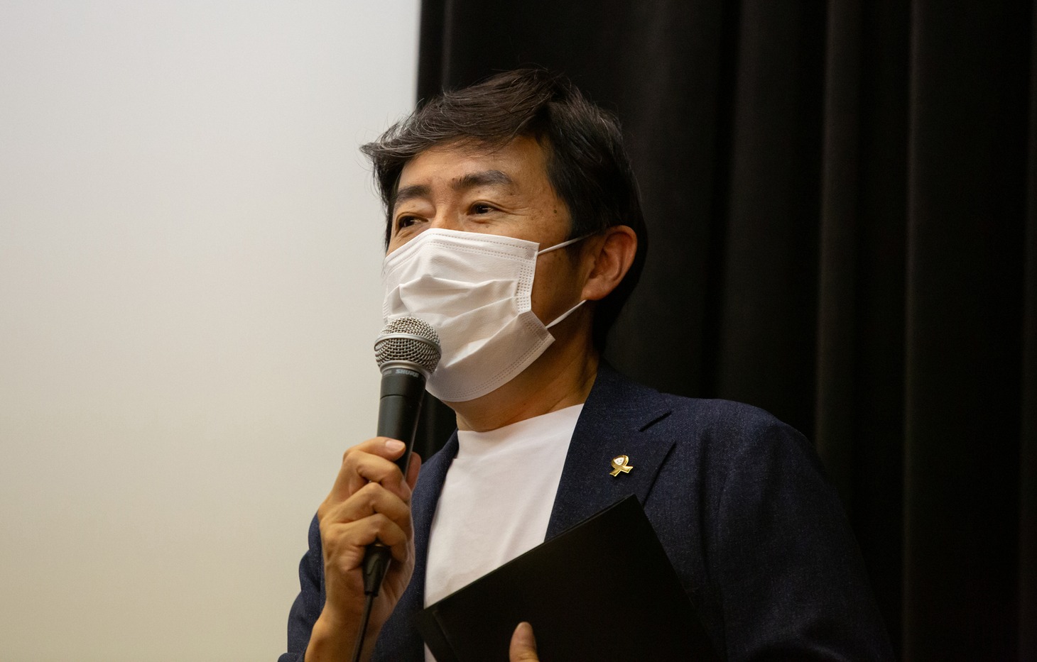 MCを務めたフリーアナウンサーの笠井信輔。