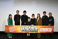 「妖怪大戦争 ガーディアンズ」初日舞台挨拶の様子。左から大島優子、大倉孝二、大沢たかお、寺田心、杉咲花、安藤サクラ、赤楚衛二、三池崇史。