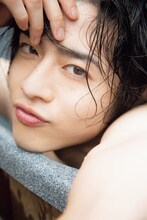 飯島寛騎セカンド写真集「六彩」より。