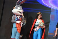 左からバッグス・バニー、村上佳菜子。