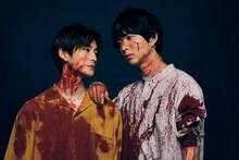 左から高橋文哉、鈴木仁。