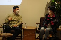 左から濱口竜介、伊藤亜紗。