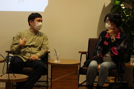 左から濱口竜介、伊藤亜紗。