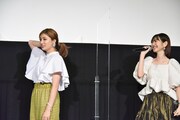 左から吉川愛、岡本夏美。