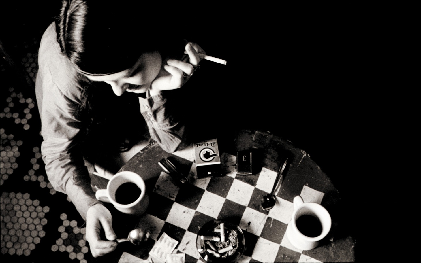 「コーヒー＆シガレッツ」 (c)Smokescreen Inc.2003 All Rights Reserved