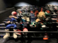 “4D WORLD SMASH上映”を体験する轟焦凍（左）、デク（中央）、爆豪勝己（右）。
