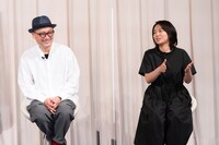 左から伊藤麻樹、内田英治。