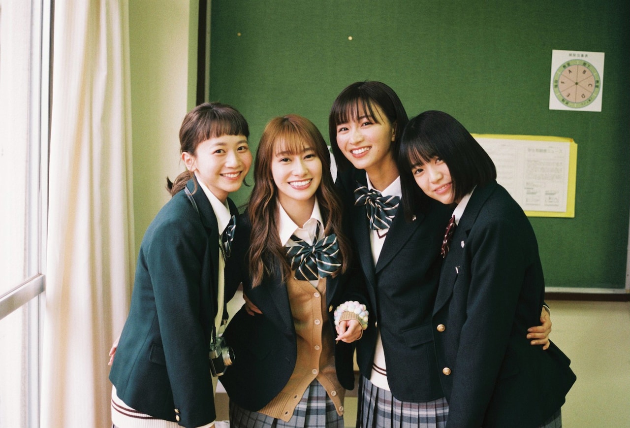 桜井玲香、岡崎紗絵、三戸なつめの学生姿写した「シノノメ色の週末」新写真