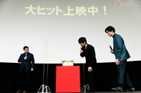 トロフィーを覗き込む西島秀俊（中央）。