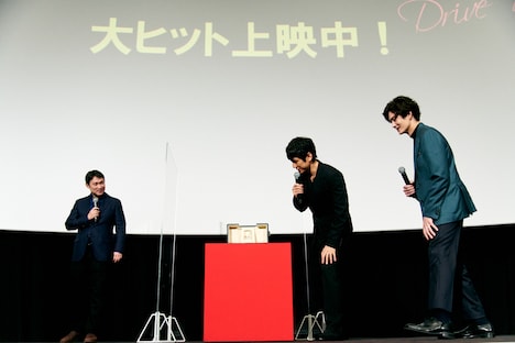 トロフィーを覗き込む西島秀俊（中央）。