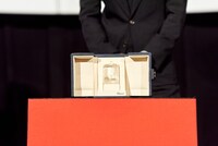 カンヌ国際映画祭脚本賞のトロフィー。