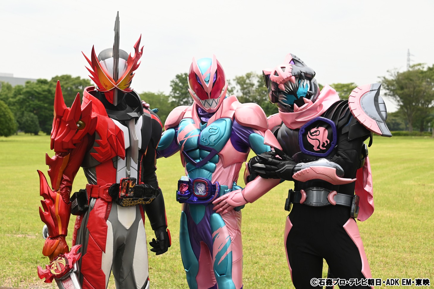 左から仮面ライダーセイバー、仮面ライダーリバイ、仮面ライダーバイス。
