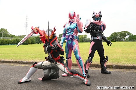 左から仮面ライダーセイバー、仮面ライダーリバイ、仮面ライダーバイス。