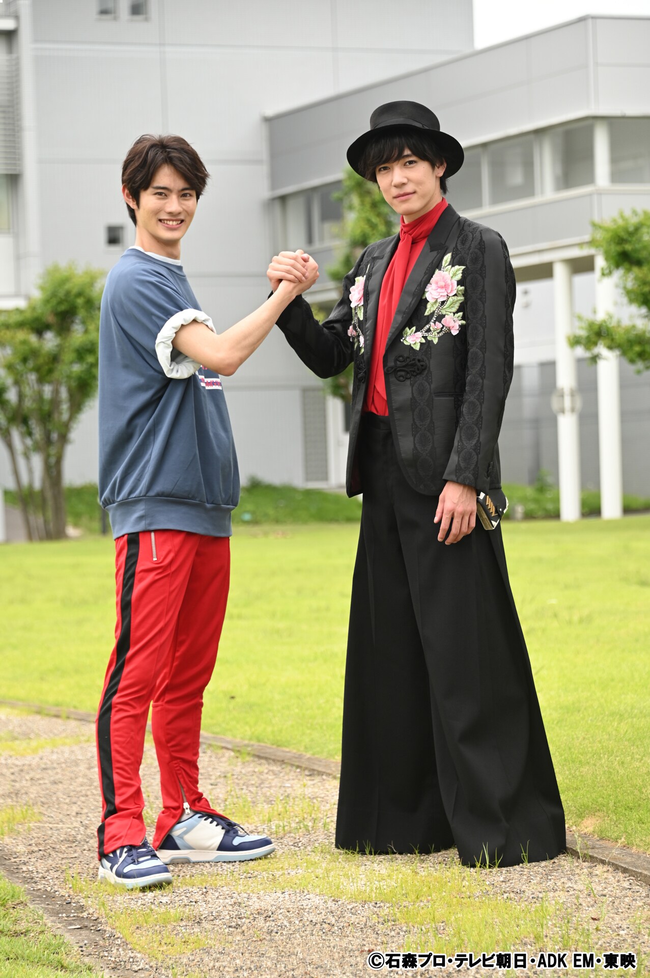 左から前田拳太郎、内藤秀一郎。 - 「仮面ライダーセイバー」増刊号で