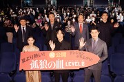 「孤狼の血 LEVEL2」公開記念舞台挨拶の様子。左上から時計回りに白石和彌、音尾琢真、中村梅雀、小栗基裕、鈴木亮平、松坂桃李、西野七瀬。