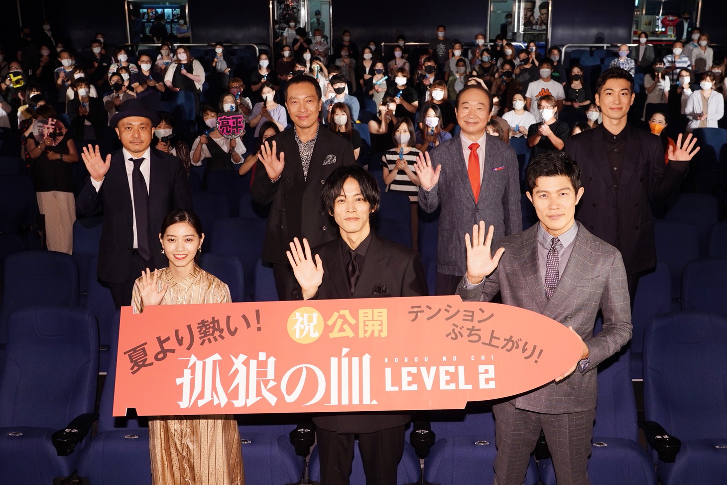 「孤狼の血 LEVEL2」公開記念舞台挨拶の様子。左上から時計回りに白石和彌、音尾琢真、中村梅雀、小栗基裕、鈴木亮平、松坂桃李、西野七瀬。