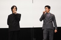左から松坂桃李、鈴木亮平。