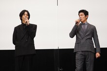 左から松坂桃李、鈴木亮平。
