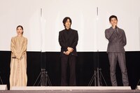 左から西野七瀬、松坂桃李、鈴木亮平。