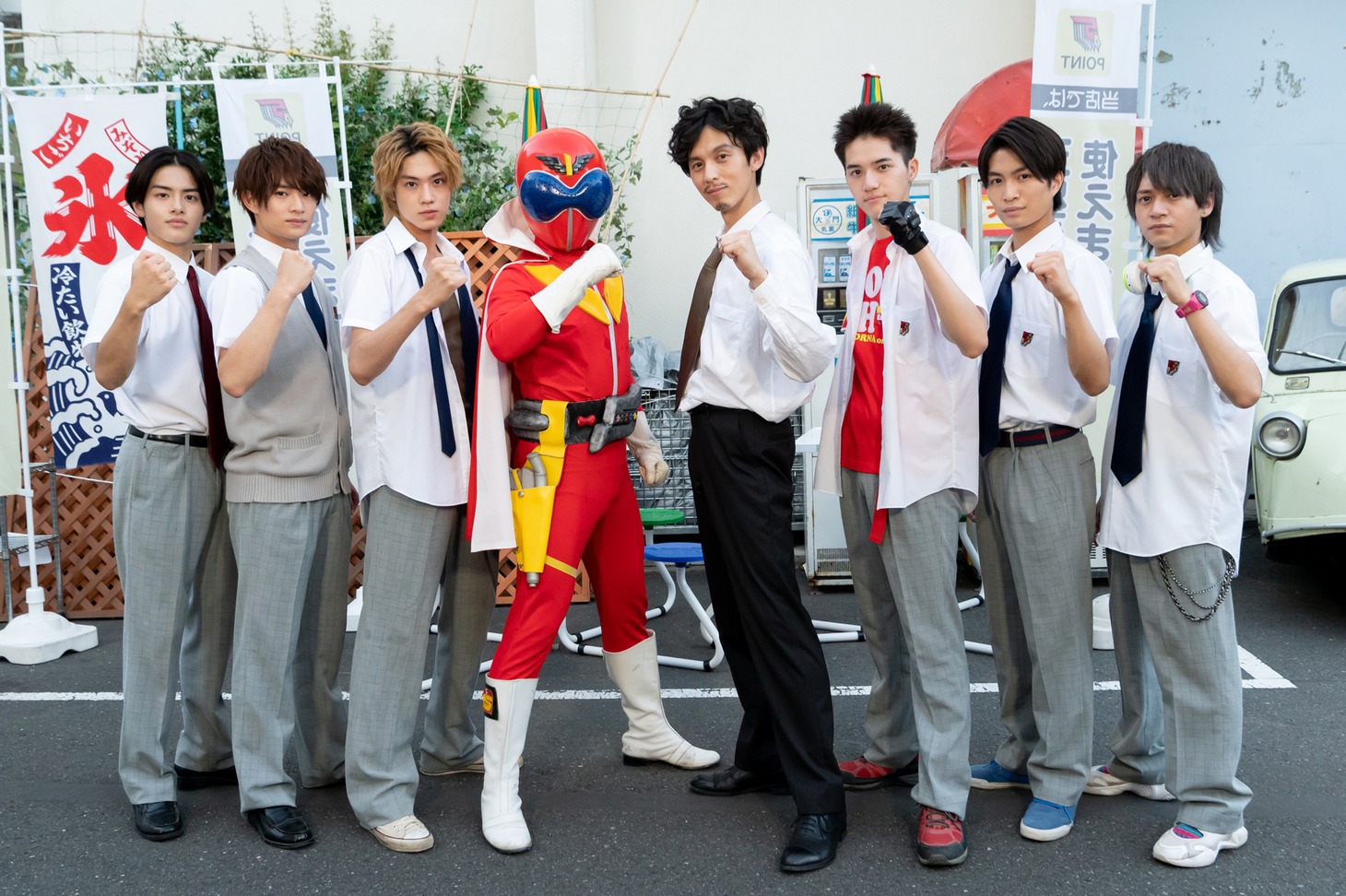 左から金指一世、浮所飛貴、佐藤龍我、アカレンジャー、片岡信和、岩﨑大昇、那須雄登、藤井直樹。