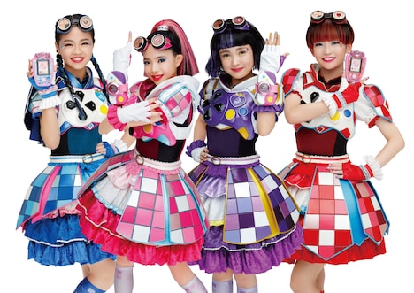 左から青羽コユキ、桃瀬キラリ、紫守ユヅキ、赤星ホノカ。