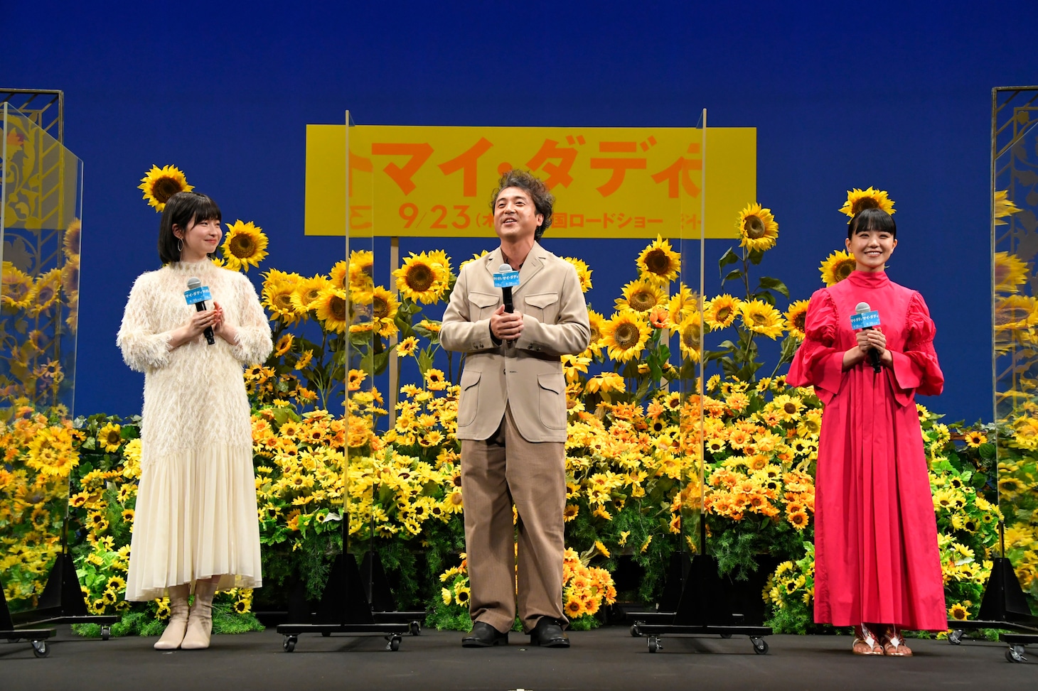 左から中田乃愛、ムロツヨシ、奈緒。