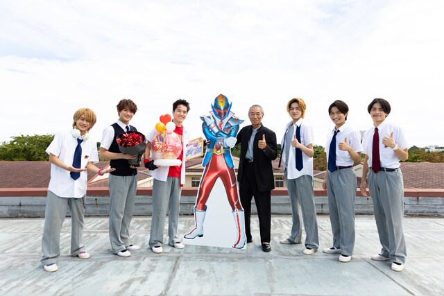 左から藤井直樹、浮所飛貴、岩崎大昇、アカヒーローパネル、柳葉敏郎、佐藤龍我、那須雄登、金指一世。