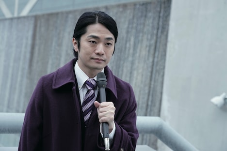 「科捜研の女 -劇場版-」より、福山潤演じるアナウンサー。