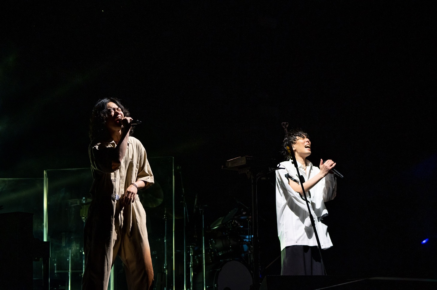 左から菅田将暉、野田洋次郎。