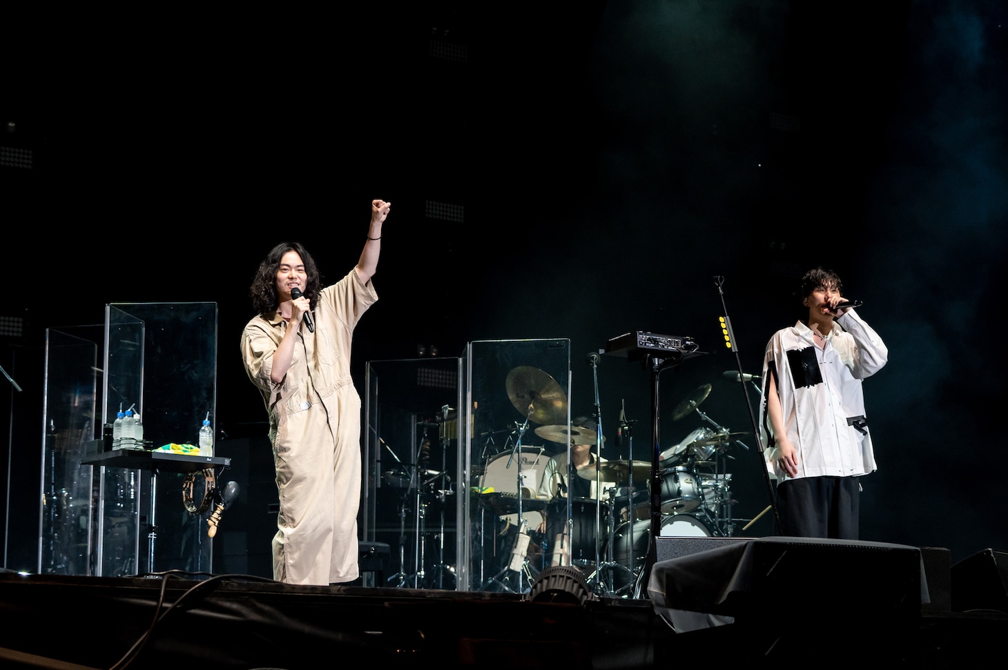 「FUJI ROCK FESTIVAL '21」RADWIMPSによるステージの様子。左から菅田将暉、野田洋次郎。