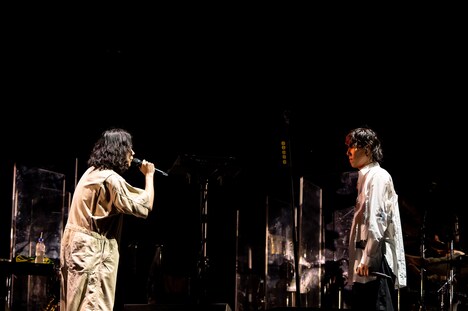 左から菅田将暉、野田洋次郎。