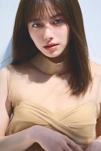 「山本舞香 2022カレンダー」より。