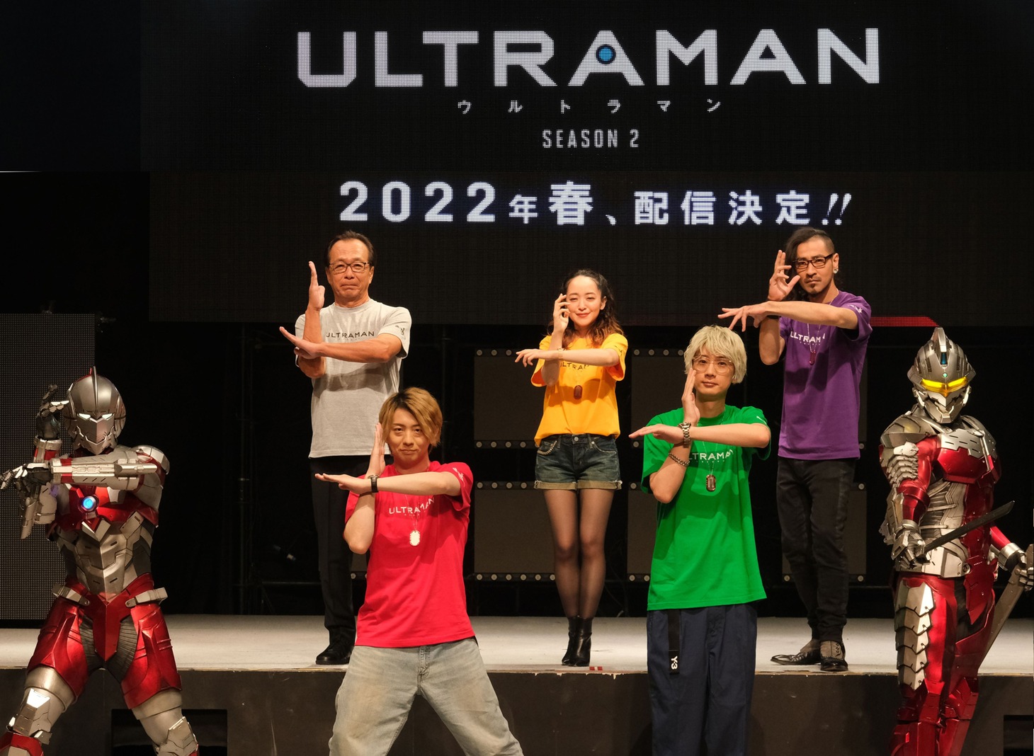 アニメ「ULTRAMAN」シーズン2キックオフイベントにて、前列左からULTRAMAN、木村良平、江口拓也、SEVEN。後列左から田中秀幸、潘めぐみ、竹内良太。