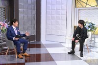 左から林修、中村倫也。