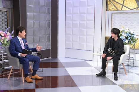 左から林修、中村倫也。