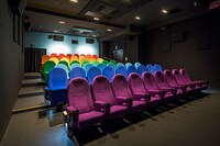 東京・アップリンク吉祥寺の「レインボー」をコンセプトにした座席。(c)村田雄彦