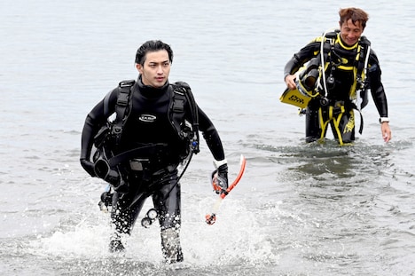 横浜流星(手前)