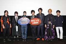 Vシネクスト「ゼロワン Others 仮面ライダーバルカン＆バルキリー」初日舞台挨拶の様子。左から山口大地、中山咲月、井桁弘恵、岡田龍太郎、中川大輔、砂川脩弥、筧昌也。