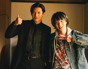 「クロガラス3」メイキング写真。左から 崎山つばさ、植田圭輔。