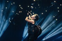 「デニス・ホー ビカミング・ザ・ソング」 (c)Aquarian Works, LLC