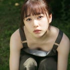 桜井日奈子が攻めた衣装で大人な一面見せる、2022年カレンダー発売