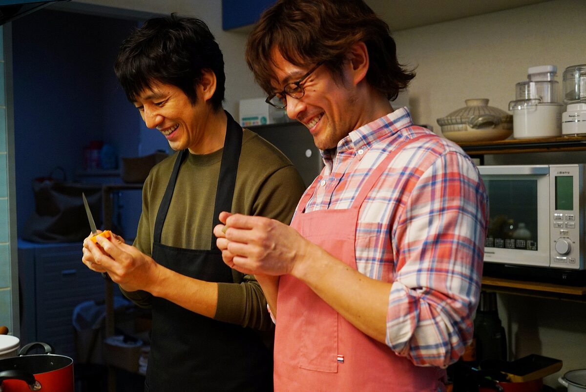 シロさんとケンジが並んで料理 小日向 航は きのう何食べた 新写真6点 映画ナタリー