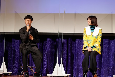 左から佐藤緋美、小松菜奈。