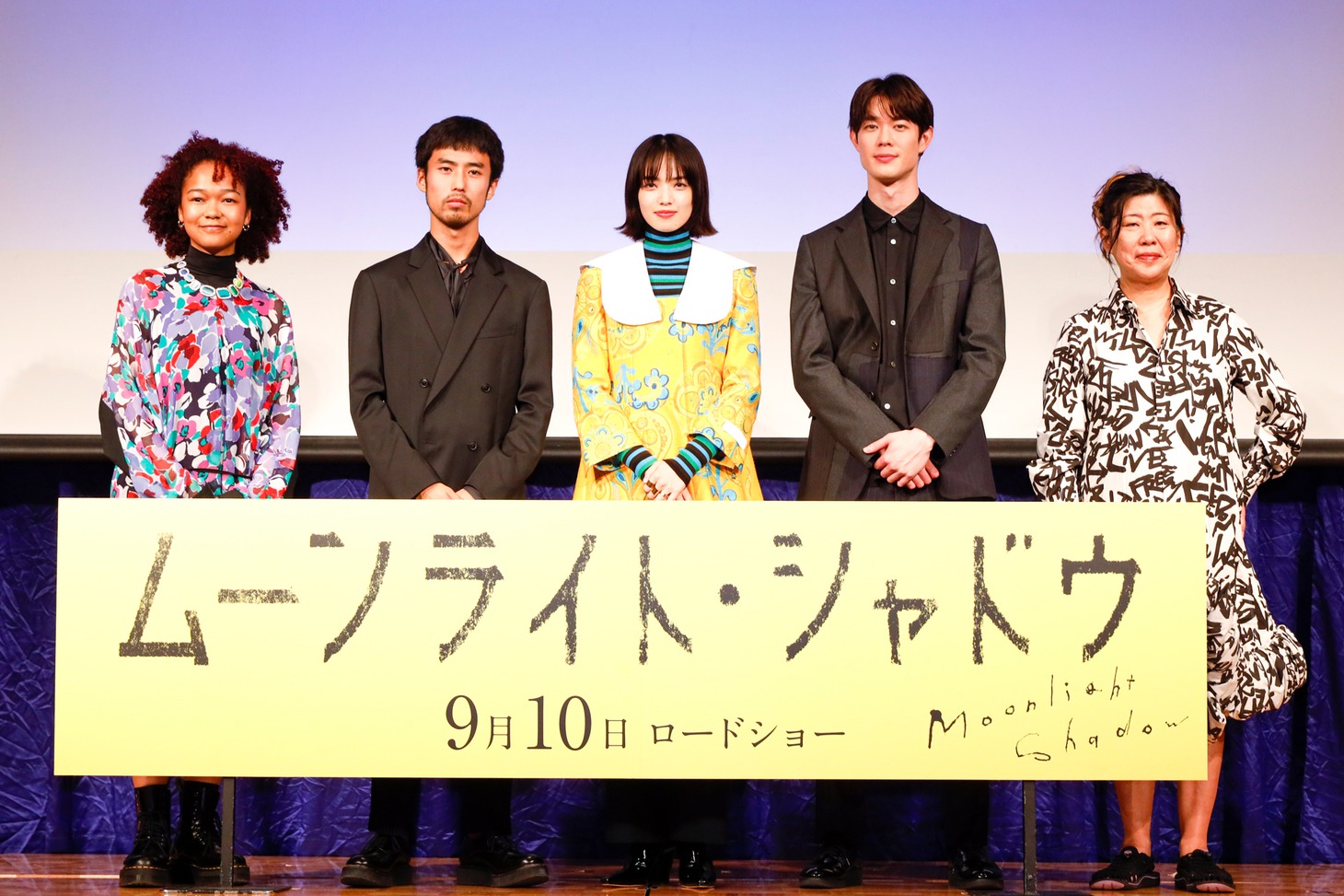 「ムーンライト・シャドウ」完成報告会見の様子。左から中原ナナ、佐藤緋美、小松菜奈、宮沢氷魚、吉本ばなな。